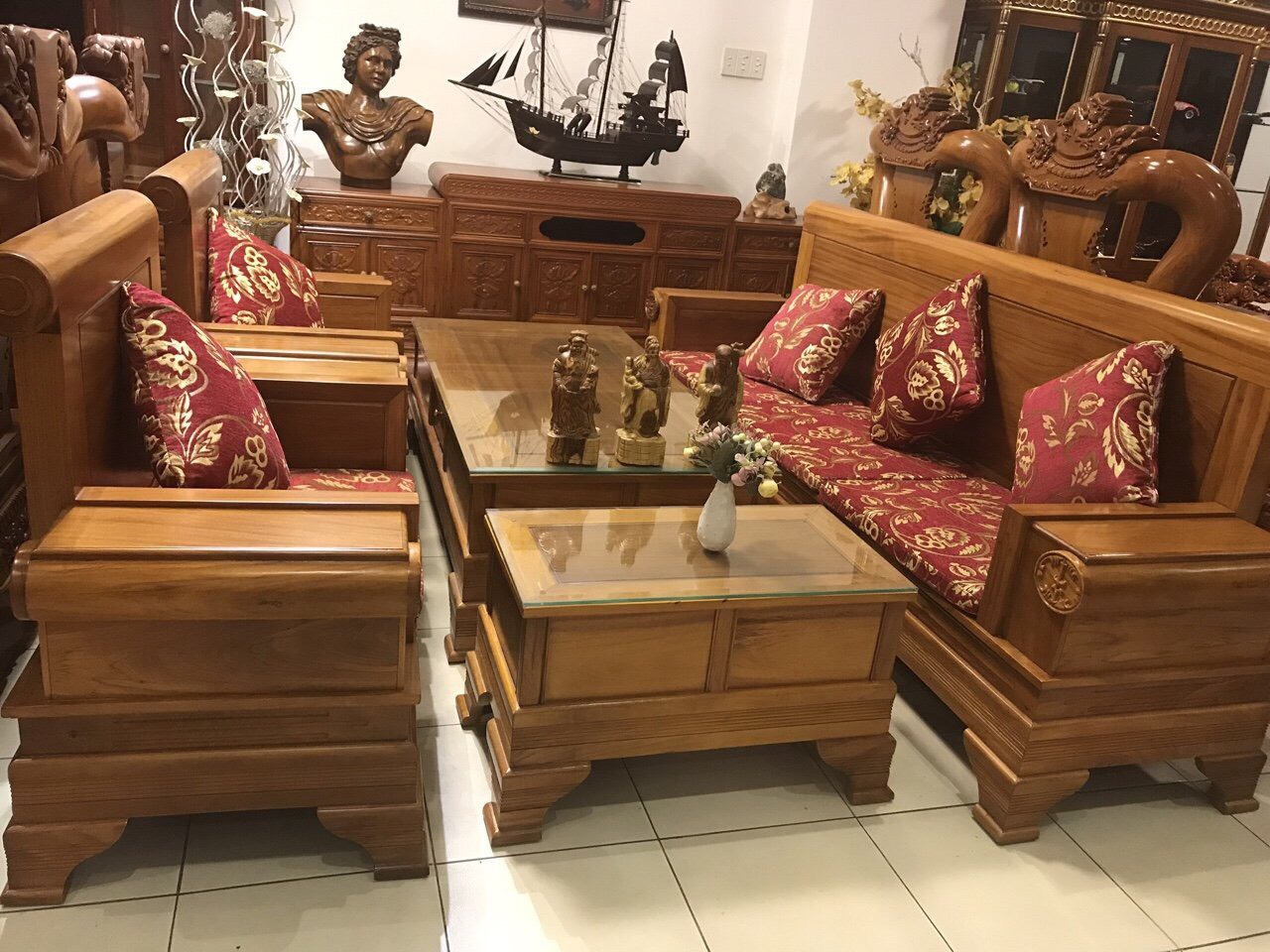 Bộ bàn ghế sofa pháo gỗ gõ đỏ đẹp được thiết kế với vẻ đẹp hoàn hảo và sự thoải mái vô tận. Chất liệu gỗ gõ đỏ được chọn lọc kỹ càng để đảm bảo chất lượng nguyên vẹn. Với bộ sản phẩm này, bạn sẽ có không gian sống độc đáo và ấn tượng.