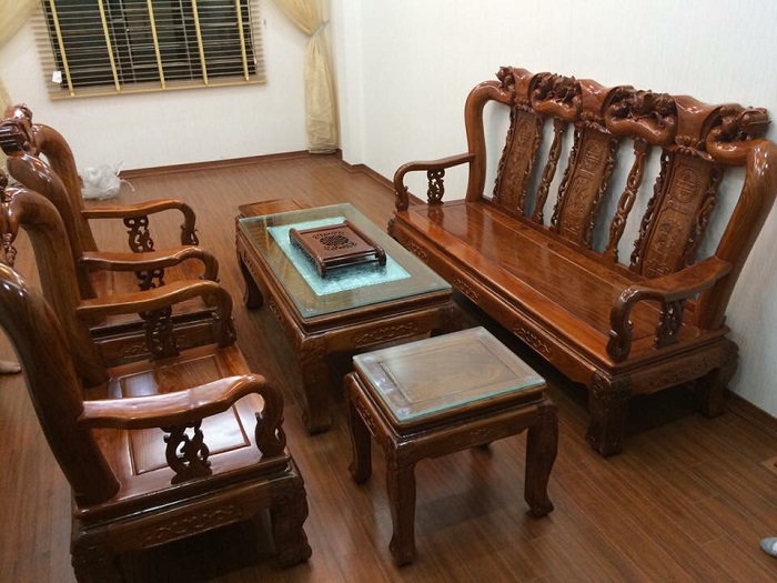 Bàn ghế gỗ hương vân tay 10 siêu đẹp tại Hà Nội là sản phẩm được ưa chuộng trong thời gian gần đây. Với sự kết hợp giữa chất liệu gỗ tự nhiên và sự tài hoa của người thợ, chiếc bàn ghế này mang đến vẻ đẹp ấn tượng cho không gian sống của bạn.